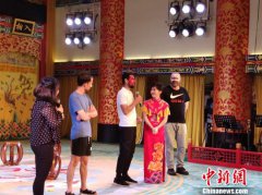 澳门威尼斯人线上娱乐Foreigners fascinated by Beijing Opera